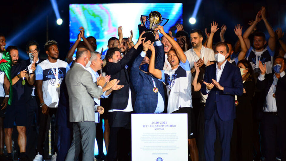 Demirspor şampiyonluk kupasını aldı