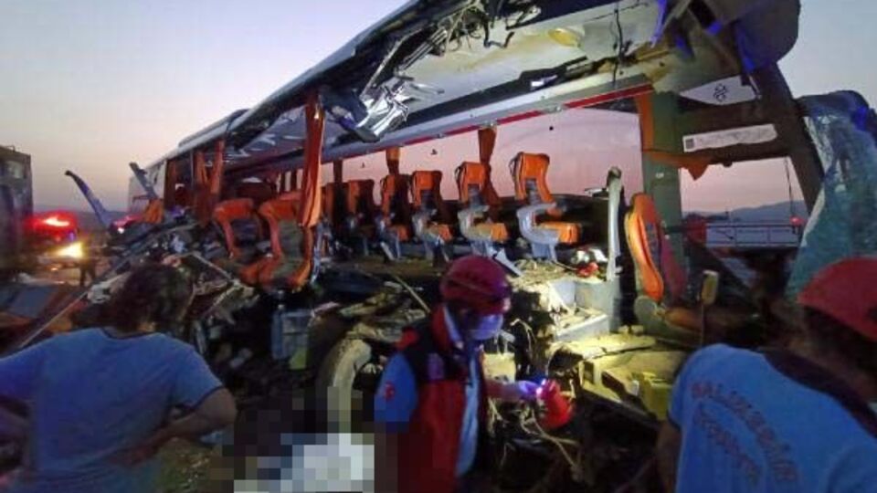 Katliam gibi kaza! Çok sayıda ölü ve yaralı var