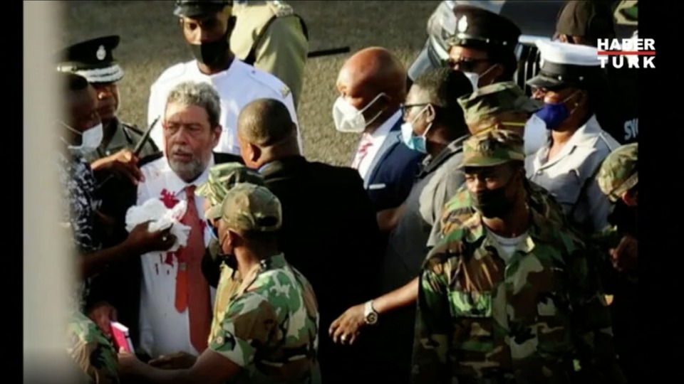 Ralph Gonsalves protestolar sırasında kafasına darbe aldı