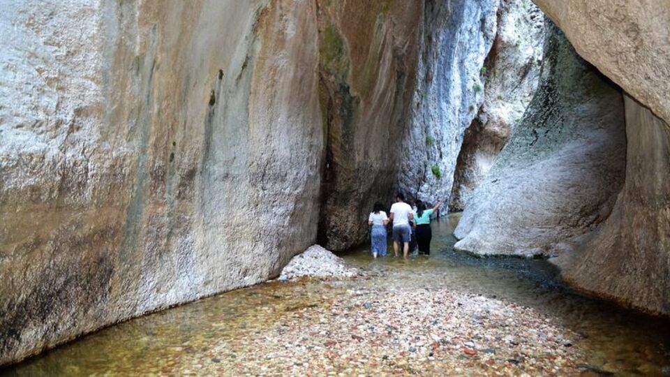 Derin yarıklar şaşırtıyor, keşfedilmeyi bekliyor