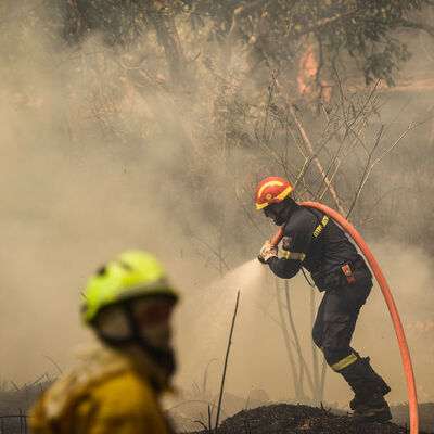 Yunanistan'daki yangınlar sürerken tahliyeler arttı