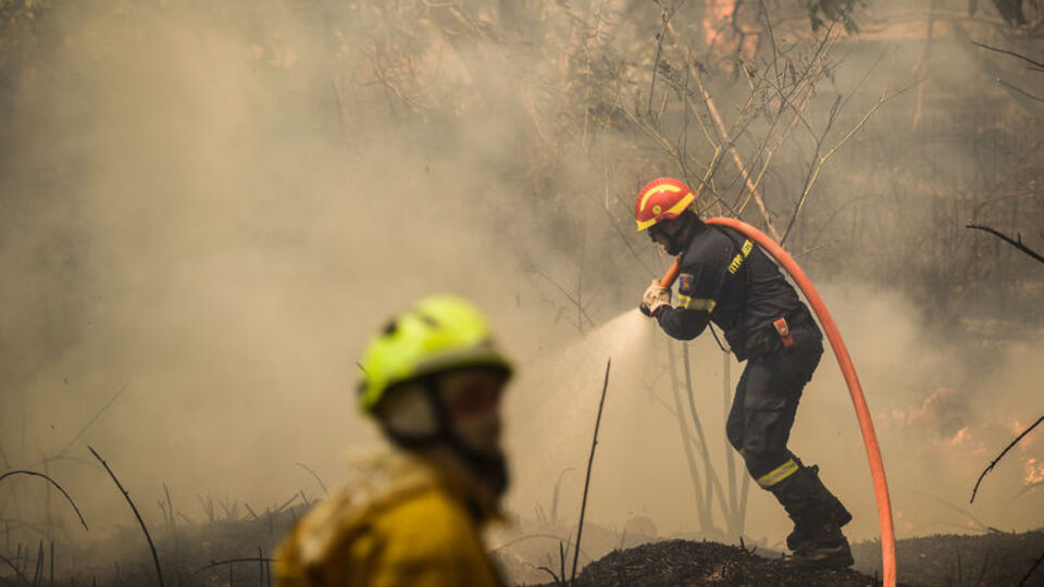 Yunanistan'daki yangınlar sürerken tahliyeler arttı