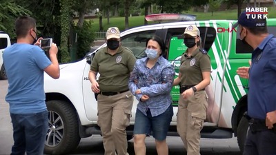 Bahçesinde 10 ölü köpek bulunan kadın tutuklandı