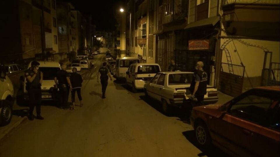 Sokak ortasında birbirlerini bıçakladılar