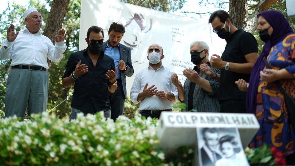 Kabri başında anıldı