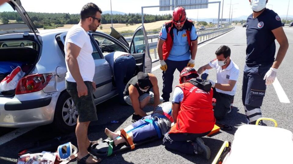 Arıza yapan otomobile çarptı: 1 ölü, 7 yaralı