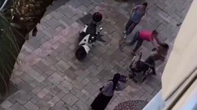 Motosikletli kadından yaşlı engelliye feci darp!