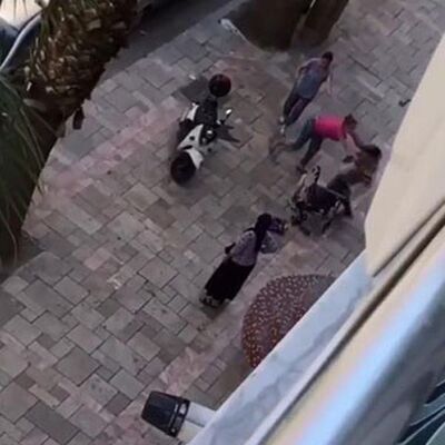 Motosikletli kadından yaşlı engelliye feci darp!