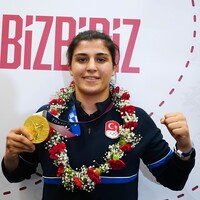 Busenaz Sürmeneli yurda döndü