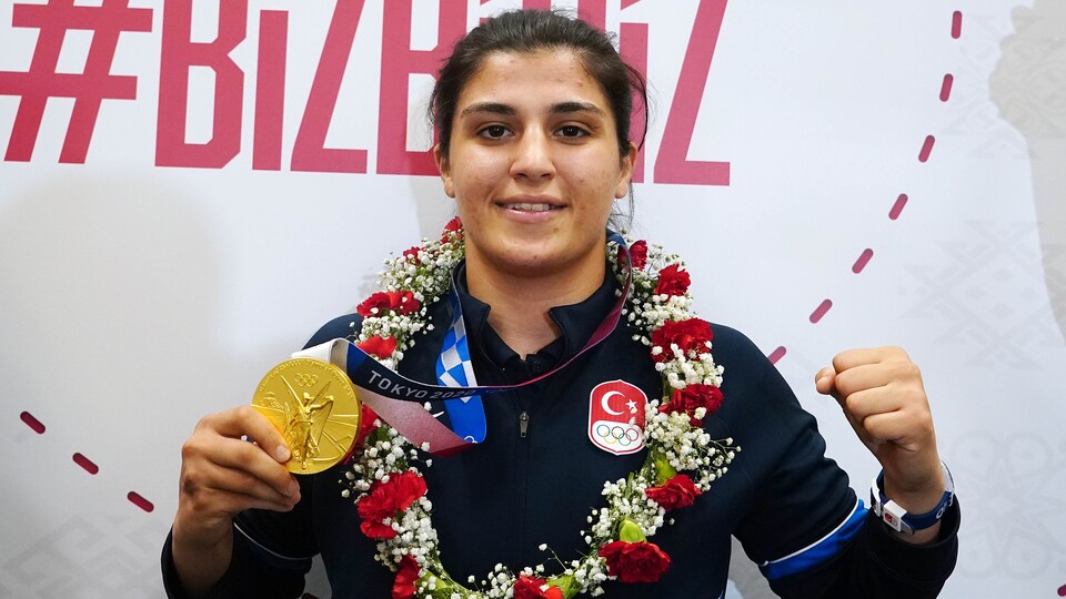 Busenaz Sürmeneli yurda döndü