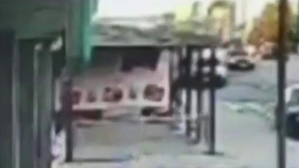 Çarptığı motosikletliyi darbetti!