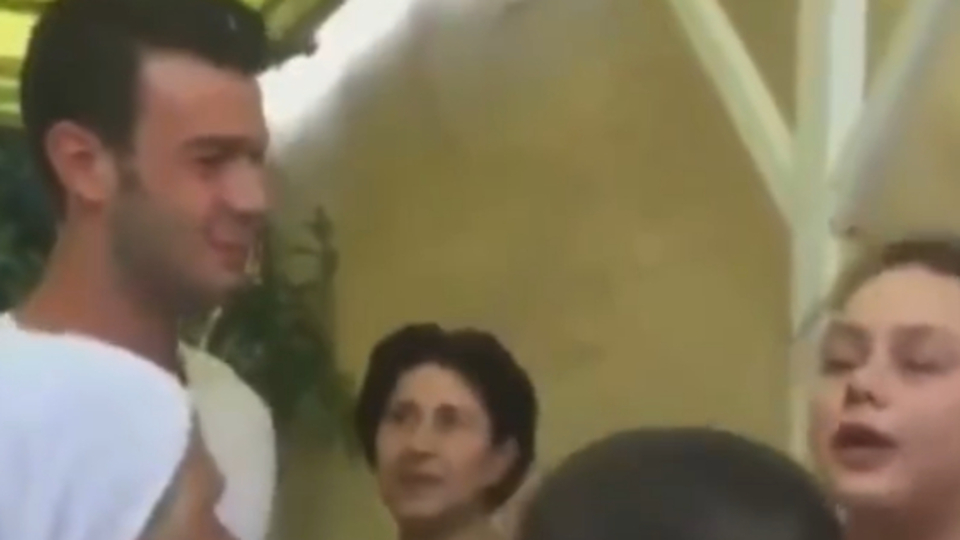 Ünlü oyuncuyu gören hayranı fenalaştı