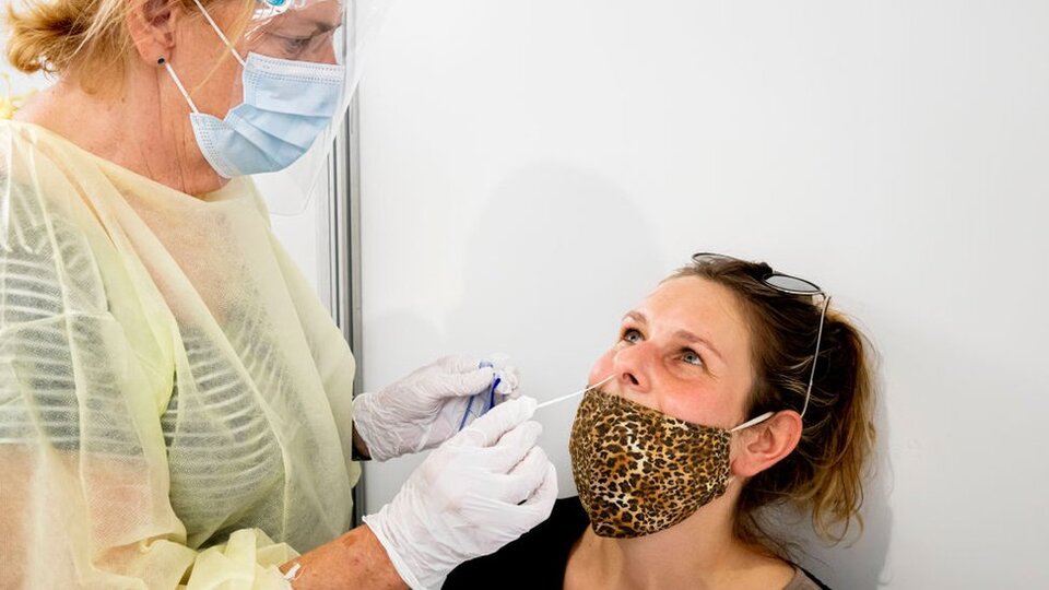 Covid: Hollanda'da tatil sonrası vaka sayılarında patlamayı önlemek için herkese ücretsiz test kiti dağıtılacak