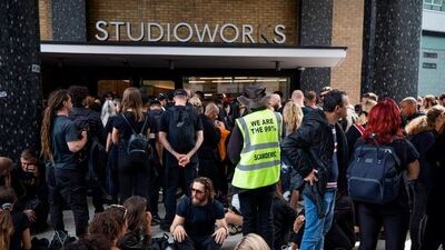 Londra'da aşı karşıtları BBC binasını basmaya çalıştı!