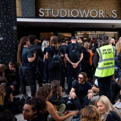 Londra'da aşı karşıtları BBC binasını basmaya çalıştı!