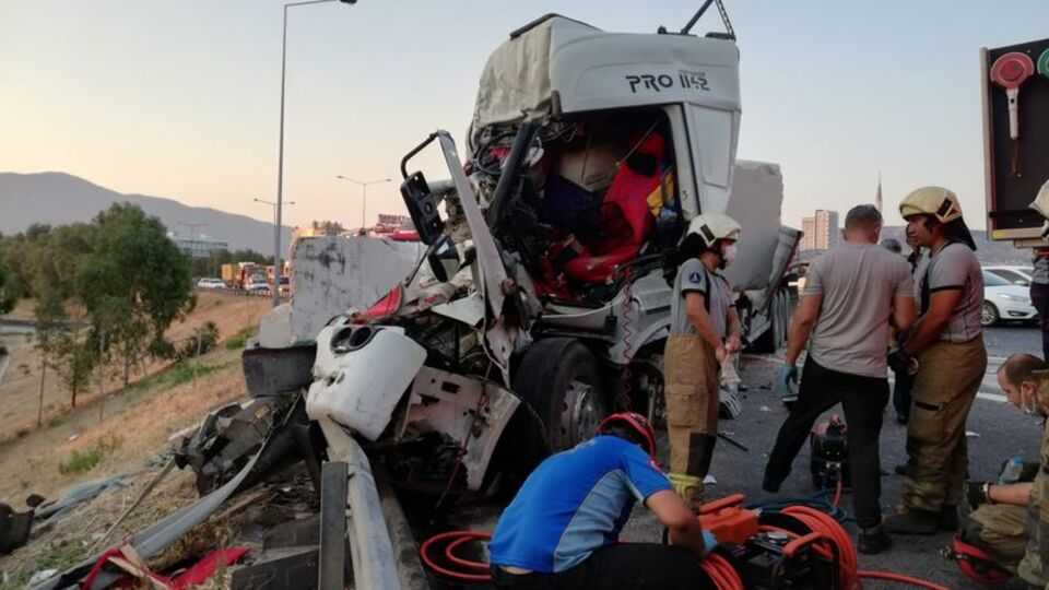 TIR, TIR'a çarptı! Kaza nedeni akılalmaz!