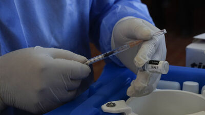 Almanya'da şoke eden olay: Aşı yerine tuzlu su!