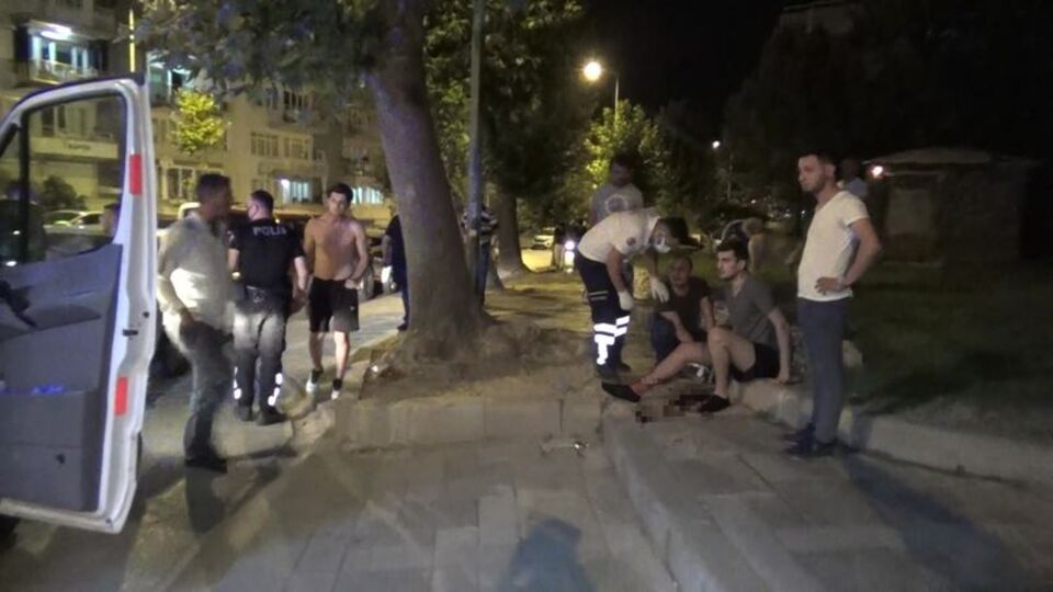 'Yan baktın' kavgasında genci bıçakladı