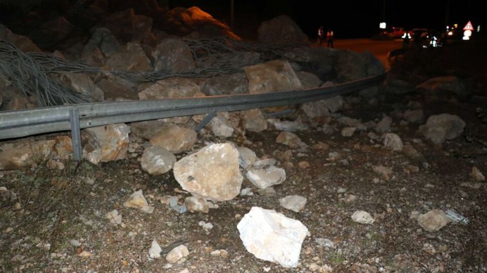 Dev kaya parçaları yola yuvarlandı