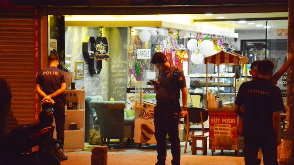 Kafede oturan kadına silahlı saldırı