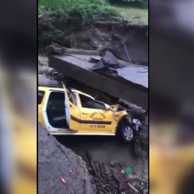 Aracıyla çöken köprüden düştü!