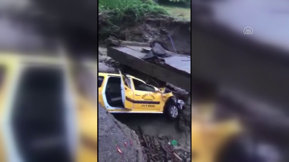 Aracıyla çöken köprüden düştü!