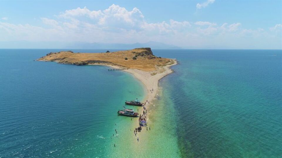 Van Gölü'nü geçerek adaya ulaştılar