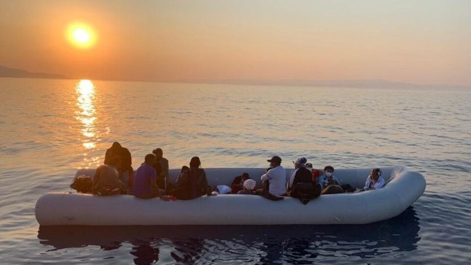 Botları sürüklenen 17 kaçak göçmen kurtarıldı