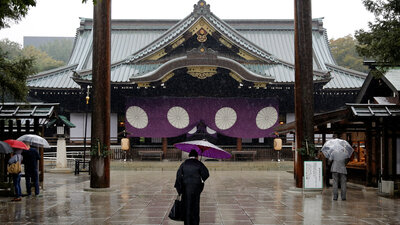 Japonya'nın savaş mirasının tartışmalı sembolüne ziyaret