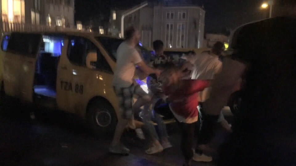 Taksim'de tekme tokatlı kavga!