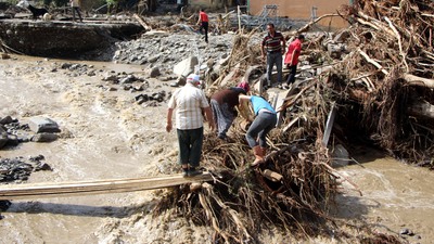 Köylerine keresteleri kullanıp gidebiliyorlar