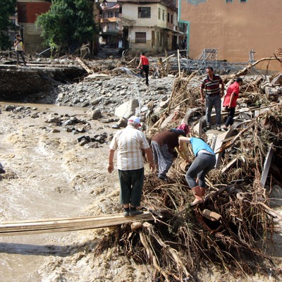 Köylerine keresteleri kullanıp gidebiliyorlar