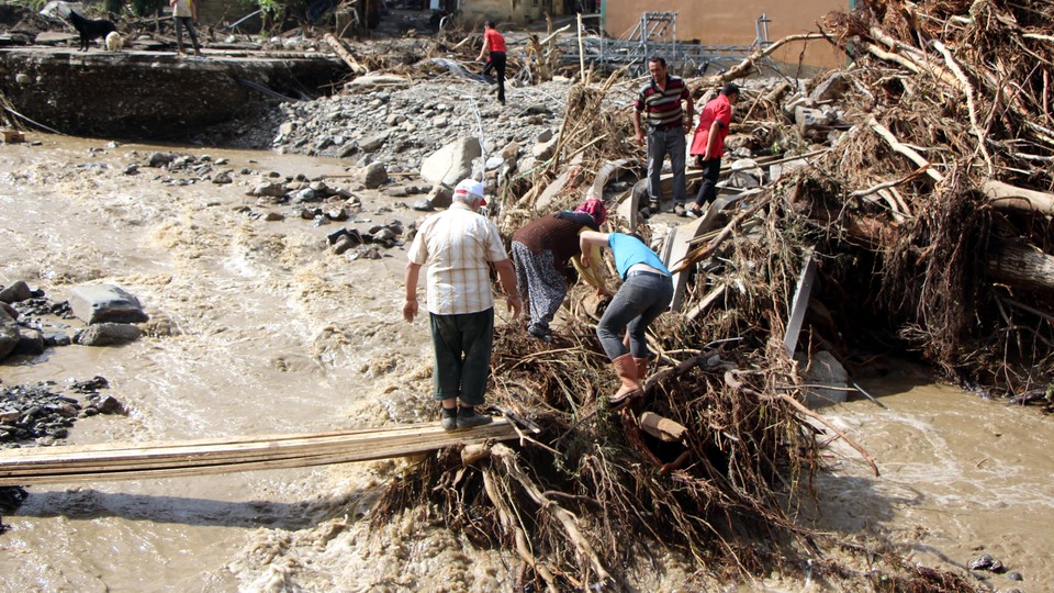 Köylerine keresteleri kullanıp gidebiliyorlar