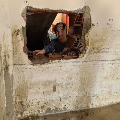 Kırdıkları duvar hayatlarını kurtardı!