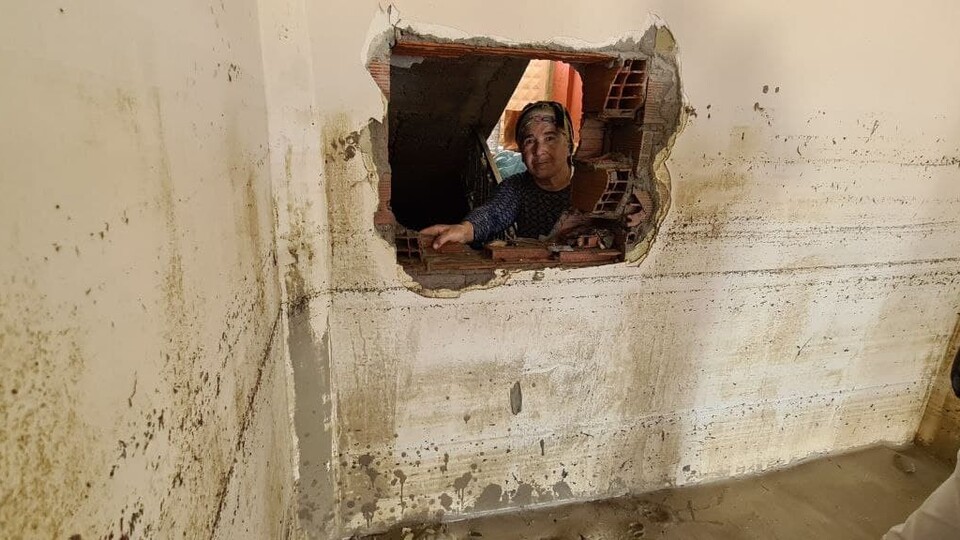 Kırdıkları duvar hayatlarını kurtardı!