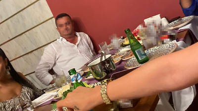 Hakim, yargıladığı sanıkla aynı masada