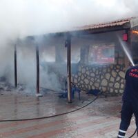 Türkücü Latif Doğan'ın düğün salonu yandı