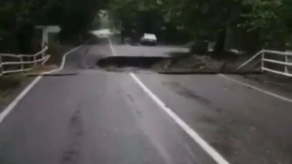 İşte selin dehşeti! Köprüyü kağıt gibi yıktı!