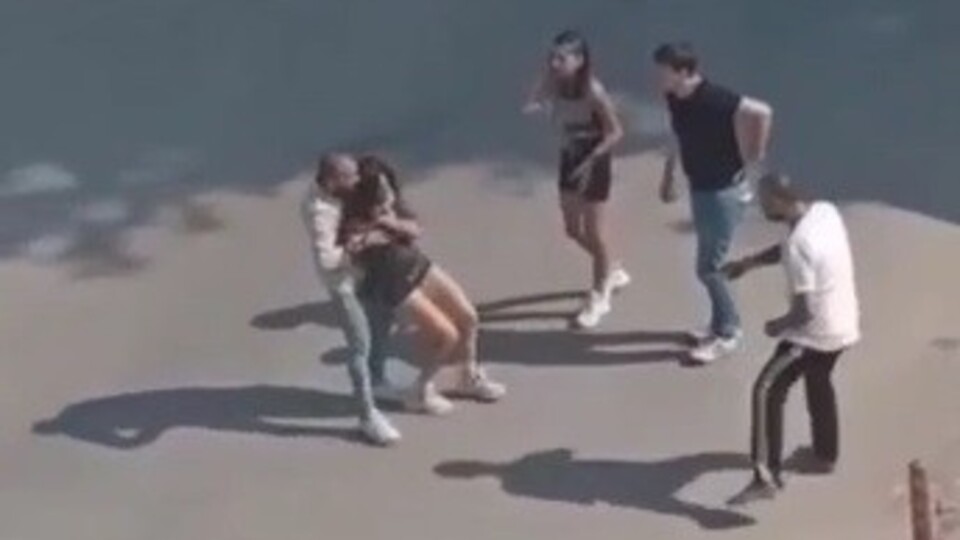 Eski kız arkadaşının boğazına bıçak dayadı!