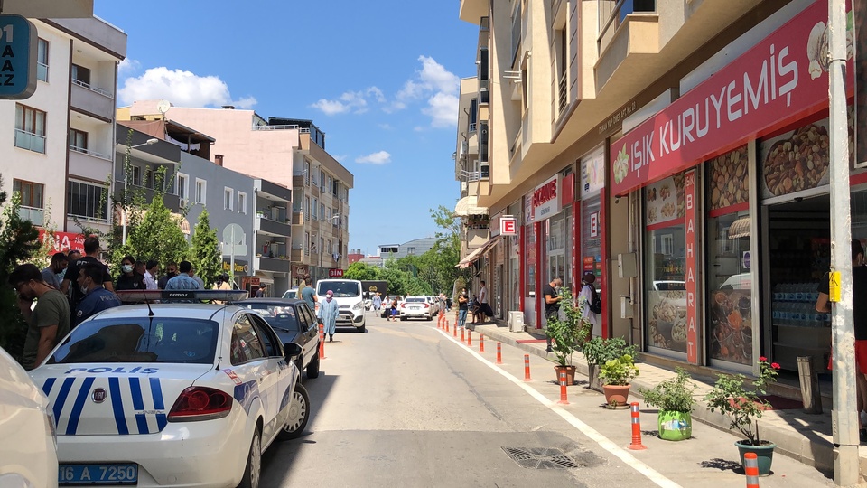 Eşi ve kızına kurşun yağdırdı!