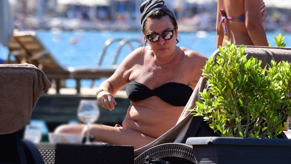 Gün boyu güneşlendi