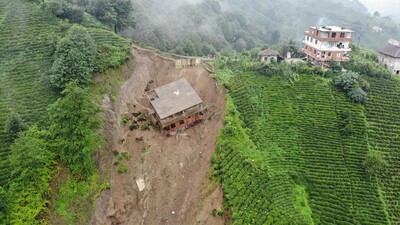 Üç katlı bina heyelanda böyle sürüklendi!