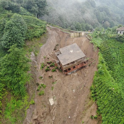 Üç katlı bina heyelanda böyle sürüklendi!