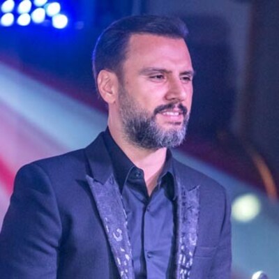 Alişan sahnede gözyaşlarını tutamadı