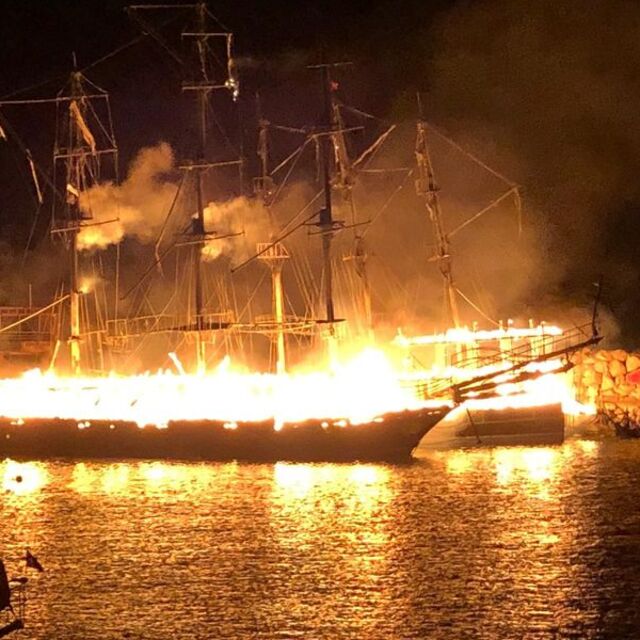 Alanya'da 4 gezi teknesi alev alev yandı