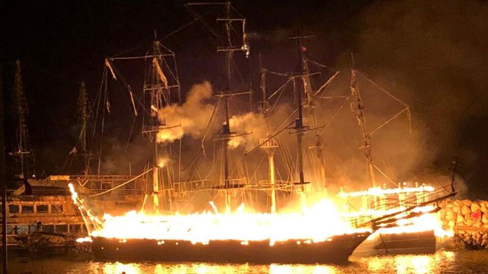 Alanya'da 4 gezi teknesi alev alev yandı