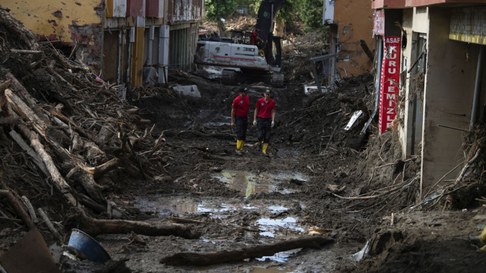 Sel felaketinde can kaybı 77 oldu