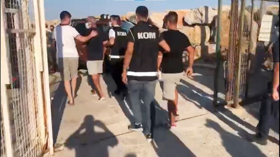 Tekneyle kaçmaya çalışan 10 FETÖ'cü yakalandı!