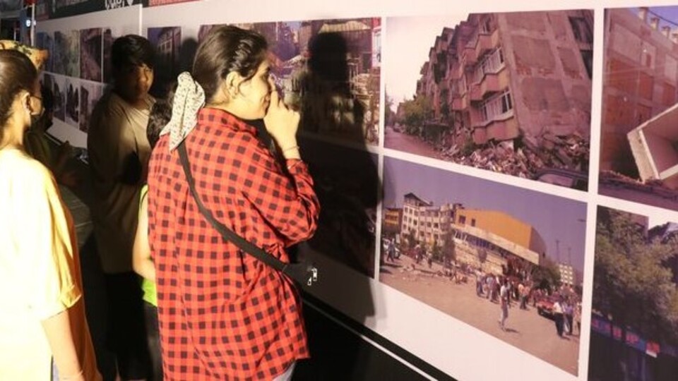 Marmara Depremi'nin 22'nci yıl dönümü... Hayatını kaybedenler anıldı