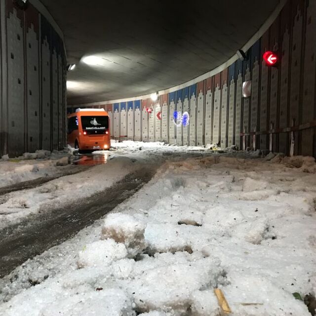 Erzurum dolu yağışıyla beyaza büründü!